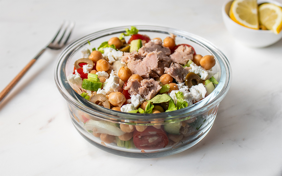 Mediterranean salad with chickpeas and tuna